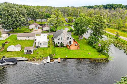 Garage Game Room, Bar Coldwater Lake House! in ฟรีมอนท์ (IN)