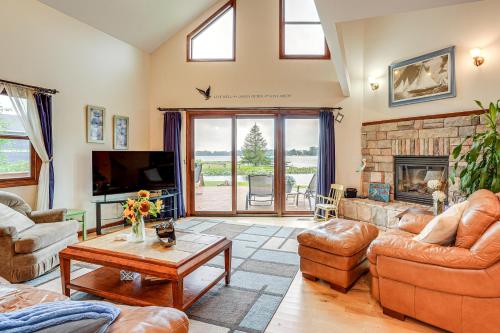 Garage Game Room, Bar Coldwater Lake House! in ฟรีมอนท์ (IN)