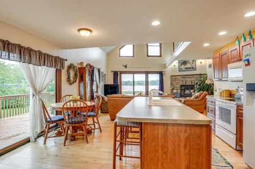 Garage Game Room, Bar Coldwater Lake House! in ฟรีมอนท์ (IN)