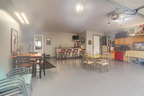 Garage Game Room, Bar Coldwater Lake House! in ฟรีมอนท์ (IN)