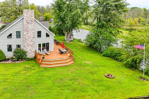 Garage Game Room, Bar Coldwater Lake House! in ฟรีมอนท์ (IN)