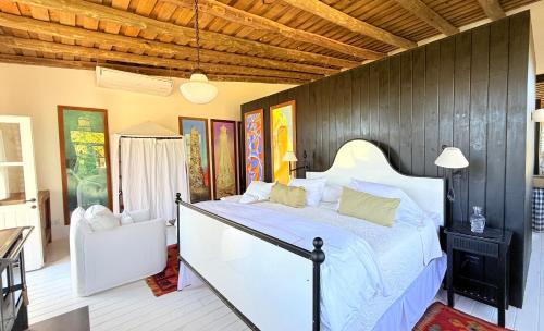 1 king bed, 2 sofa beds