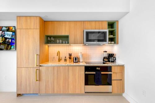 Luxury Condo on 44th Floor - Downtown Plus Parking detail