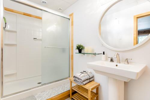 Private Hummingbird Room - Modern & Cozy in Mansonville (QC)