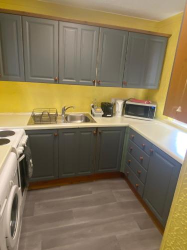 EXQUISITE FOLK VICTORIAN ONE-BED HOUSE: in Hunslet Carr