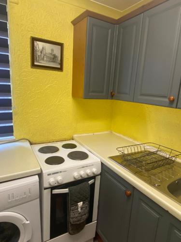 EXQUISITE FOLK VICTORIAN ONE-BED HOUSE: in Hunslet Carr