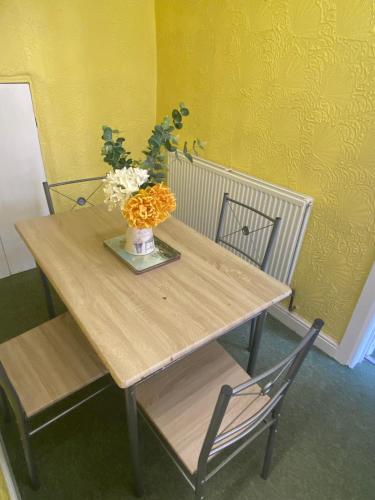 EXQUISITE FOLK VICTORIAN ONE-BED HOUSE: in Hunslet Carr