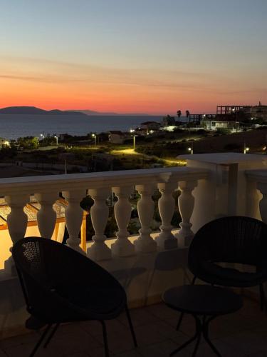 The White House Beach Villa – khách sạn tại Rafina