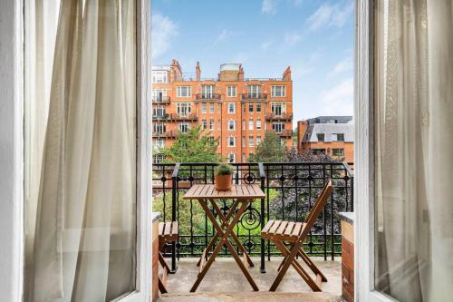 Royal Holland Park - Central AC and Elevator - image 2