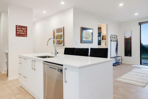 virtuve, Stunning Modern Hillside Haven near Pukekohe in Bombay