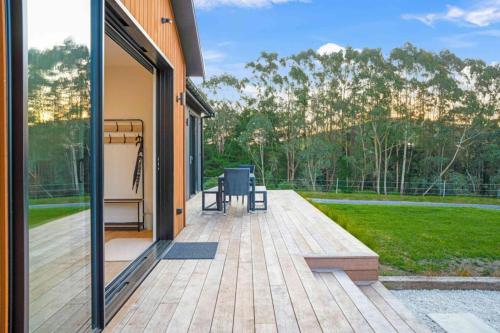 Iekārtas, Stunning Modern Hillside Haven near Pukekohe in Bombay