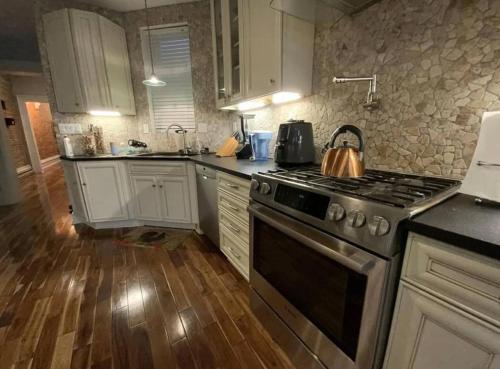 2BR Getaway by North Shore with Bathtub and Walk to Downtown near Nemzeti Aviary