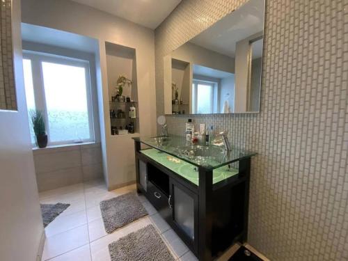 2BR Getaway by North Shore with Bathtub and Walk to Downtown near Nemzeti Aviary
