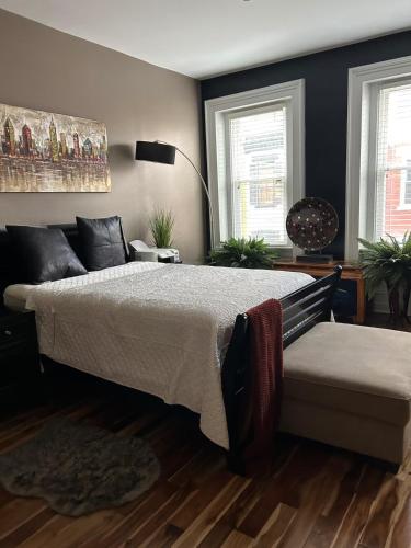 2BR Getaway by North Shore with Bathtub and Walk to Downtown near Nemzeti Aviary