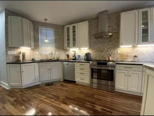 2BR Getaway by North Shore with Bathtub and Walk to Downtown near Nemzeti Aviary