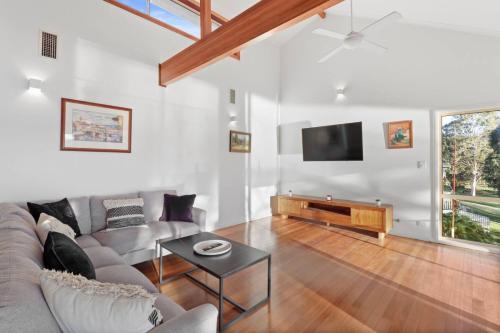 Shoreline Serenity Waterfront Home in Mannering Park
