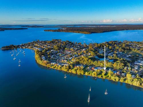 Vista exterior, Shoreline Serenity Waterfront Home in Mannering Park
