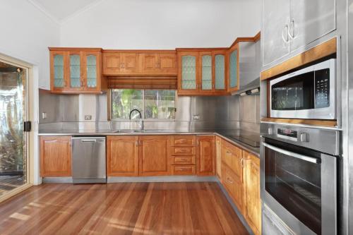 Cocina, Shoreline Serenity Waterfront Home in Mannering Park