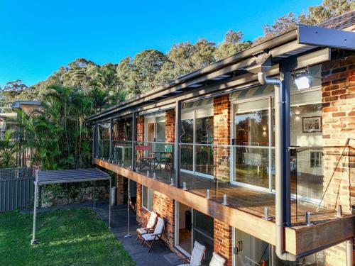 Terraza/balcón, Shoreline Serenity Waterfront Home in Mannering Park