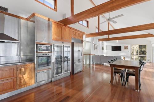 Cocina, Shoreline Serenity Waterfront Home in Mannering Park