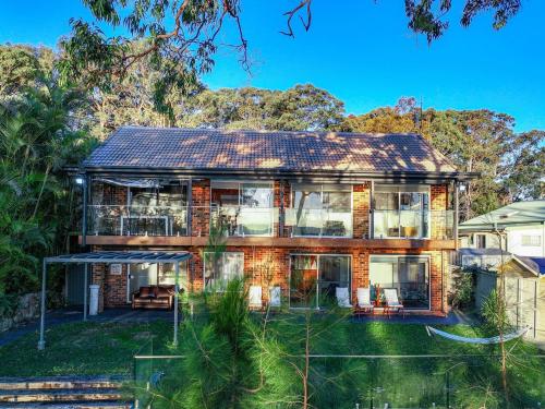 Vista exterior, Shoreline Serenity Waterfront Home in Mannering Park