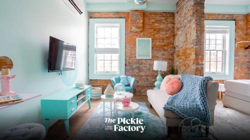 Pickle Factory Hotel - 1BR Historic Downtown with Parking in โควิงตัน (KY)