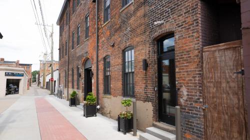 Pickle Factory Hotel - 1BR Historic Downtown with Parking in โควิงตัน (KY)