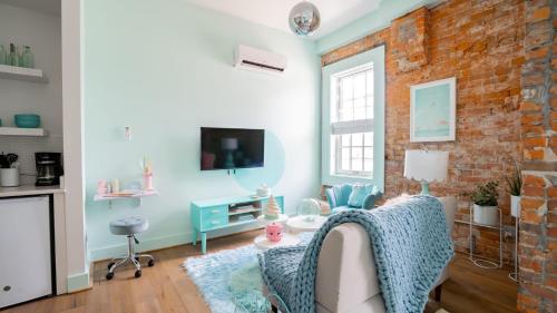 Pickle Factory Hotel - 1BR Historic Downtown with Parking in โควิงตัน (KY)