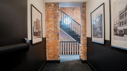 Pickle Factory Hotel - 1BR Historic Downtown with Parking in โควิงตัน (KY)