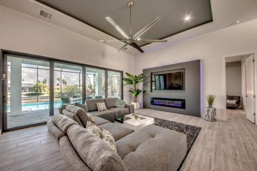 NEW BUILD-Heated Pool & Spa-Canal - South Exposure - House Aruba in Cape Coral