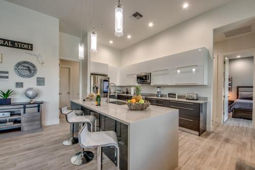 NEW BUILD-Heated Pool & Spa-Canal - South Exposure - House Aruba in Cape Coral