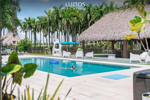 Island Paradise - Pickleball, Football, Pool Bliss L61