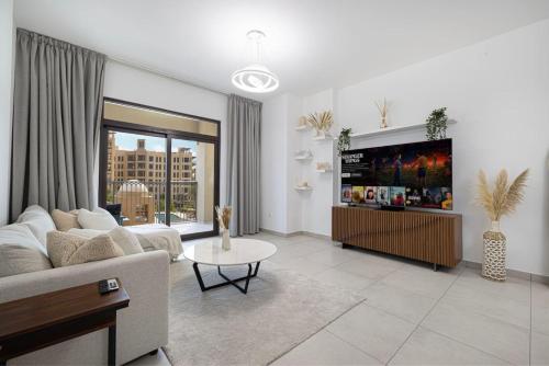 Near Burj Al Pool View Balcony MJL 2BR, Dubai (photo 2)