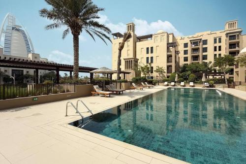 สระว่ายน้ำ, StayMada - Lamtara Near Burj AlArab Beach Access near ซูค มาดินัต จูไมราห์