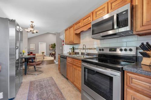 المرافق, Spacious 5BR Firepit with Deck Near OSU and More in Clintonville