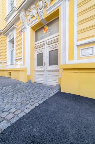 Stylish Studio with Balcony at the National Museum, Prague (photo 9)