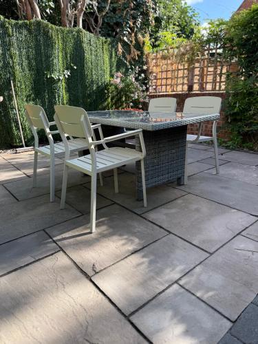Bewdley River Cottage - Free private gated parking for 2 cars - River front location in 比尤德利