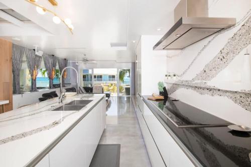 Grape Tree #10 - Luxe 2BR Ocean View Condo on Seven Mile Beach - image 3