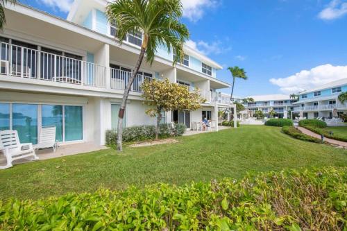 Grape Tree #10 - Luxe 2BR Ocean View Condo on Seven Mile Beach - image 5