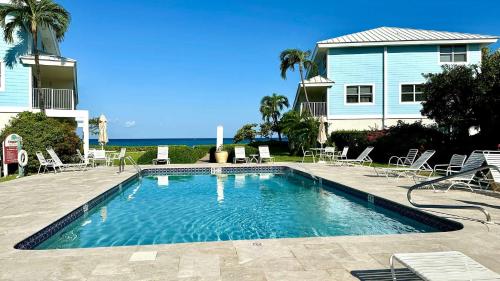 Grape Tree #10 - Luxe 2BR Ocean View Condo on Seven Mile Beach - image 2