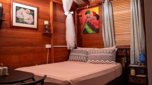 LayZ Days Hibiscus Cabin in โครินท์
