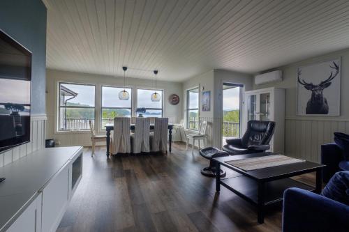 공용 라운지/TV 시청 구역, Exclusive fjordside villa with swimming pool, sauna, jacuzzi and boat hire in 하우게순 시티 센터