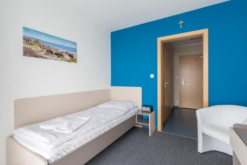 Standard Single Room with Mountain and Lake View