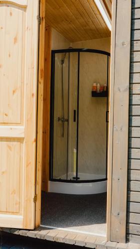 Bathroom, Schlaffass Natursee-Chalet mit Sanitarfass,Hot Tub,Sauna,Jacuzzi,angeln in Twist