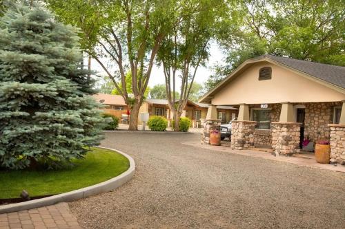 Primrose Inn and Suites