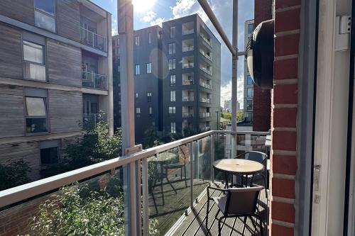 Stylish 2-Bed Apartment, Sleeps 6, Free Parking, Manchester (photo 7)