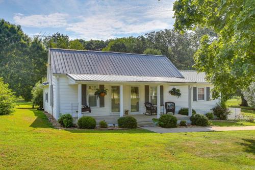 Home 9 Mi to Dtwn Springfield with Porch and Yard!