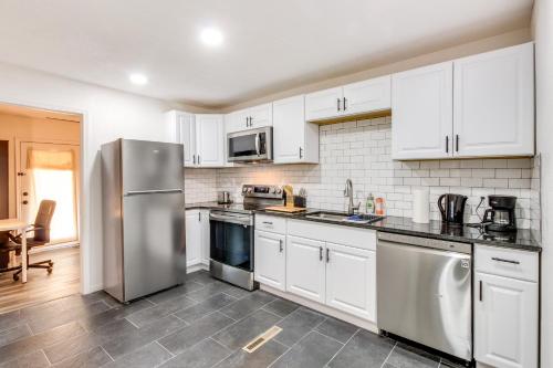 Pet-Friendly Overland Park Condo with Pool Access!