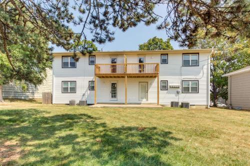 Pet-Friendly Overland Park Condo with Pool Access!