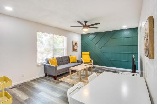 Pet-Friendly Overland Park Condo with Pool Access!